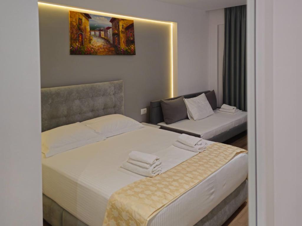 two beds in a hotel room with at Vila 31 in Sarandë