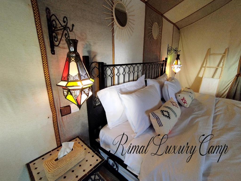 Postel nebo postele na pokoji v ubytování Rimal Luxury Camp