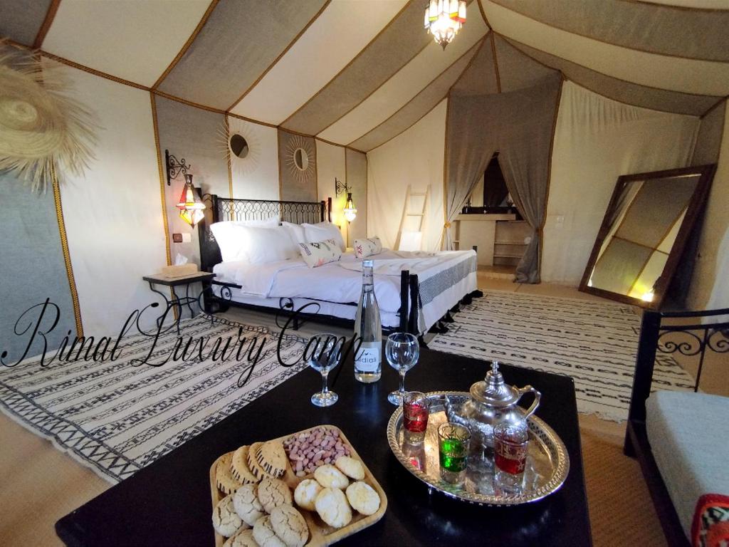 Postel nebo postele na pokoji v ubytování Rimal Luxury Camp