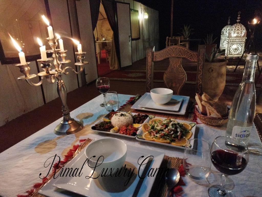 Jídlo v luxury tent nebo okolí