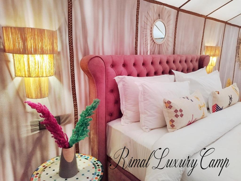 Postel nebo postele na pokoji v ubytování Rimal Luxury Camp