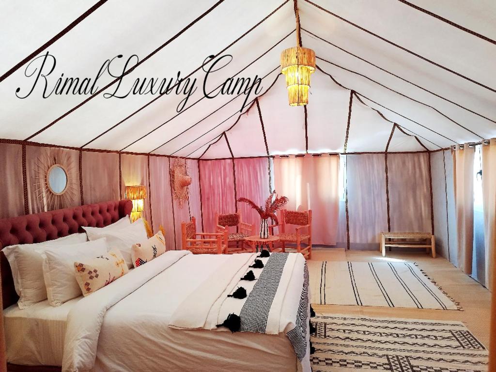 Postel nebo postele na pokoji v ubytování Rimal Luxury Camp