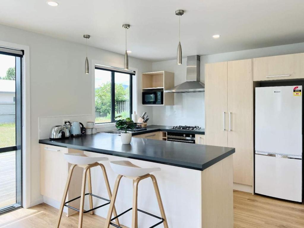 Dapur atau dapur kecil di Cosy 4 Bedroom Home