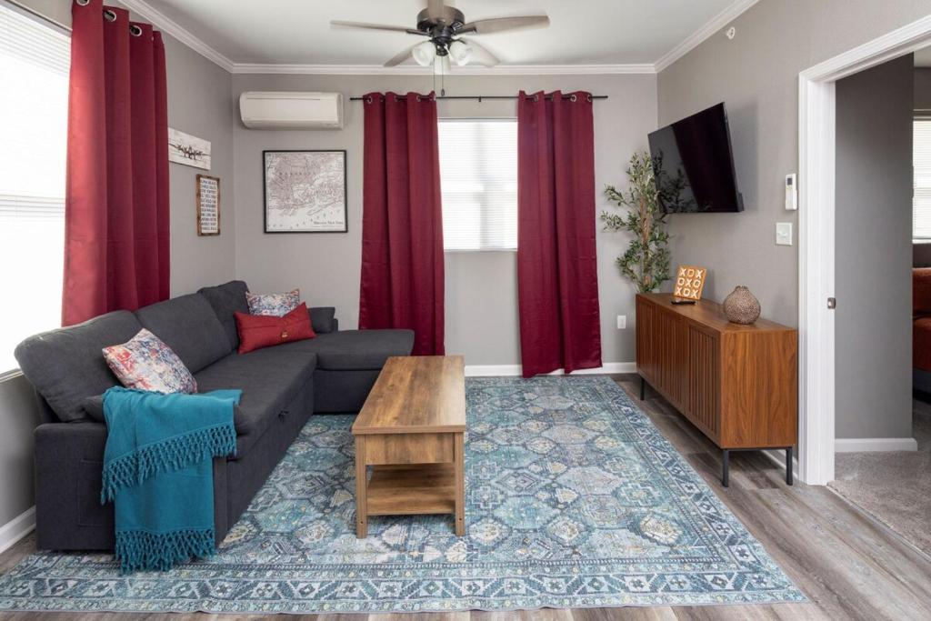 TV a/nebo společenská místnost v ubytování Little Rock - Modern Downtown Retreat