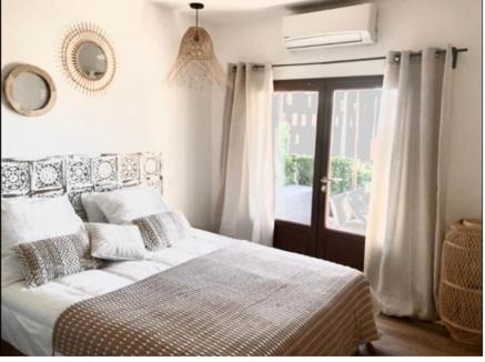 une chambre avec un lit et une fenêtre dans l'établissement Pied dans l'O 2 chambres, à La Seyne-sur-Mer