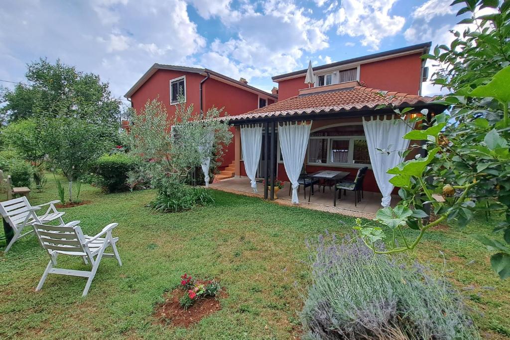 Κήπος έξω από το Apartments with parking space Fiorini, Novigrad - 6926