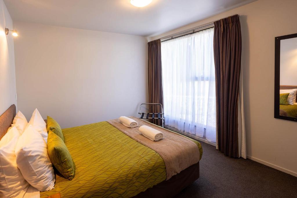 Postel nebo postele na pokoji v ubytování Alpine Glacier Motel