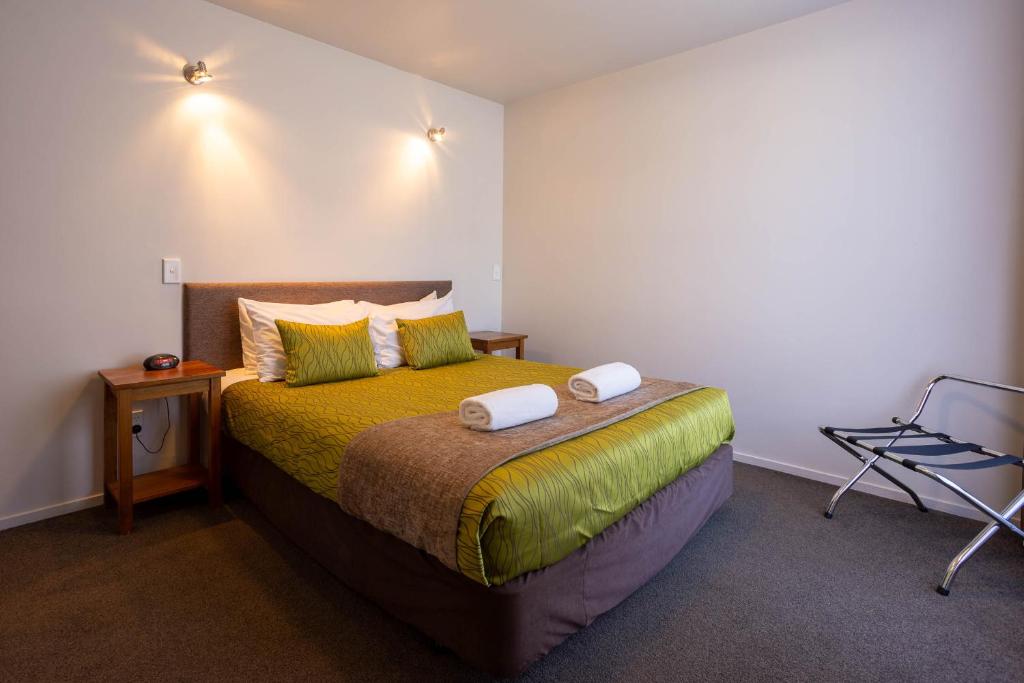 Postel nebo postele na pokoji v ubytování Alpine Glacier Motel