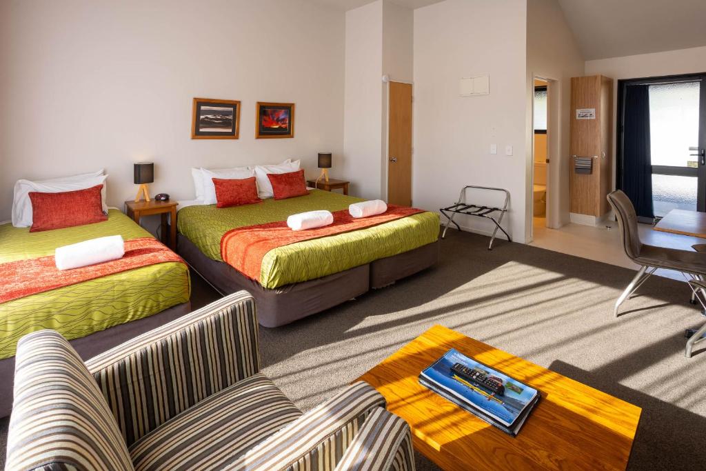 Postel nebo postele na pokoji v ubytování Alpine Glacier Motel