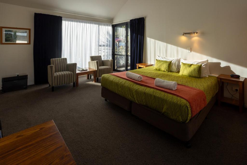 Postel nebo postele na pokoji v ubytování Alpine Glacier Motel
