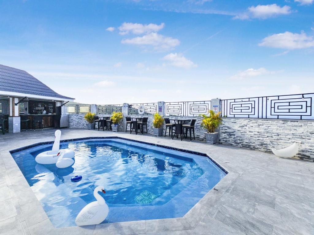 Bazén v ubytování Hospitality Expert BTS 8 - Pool Beach & Bar nebo v jeho okolí