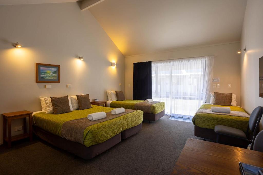 Postel nebo postele na pokoji v ubytování Alpine Glacier Motel
