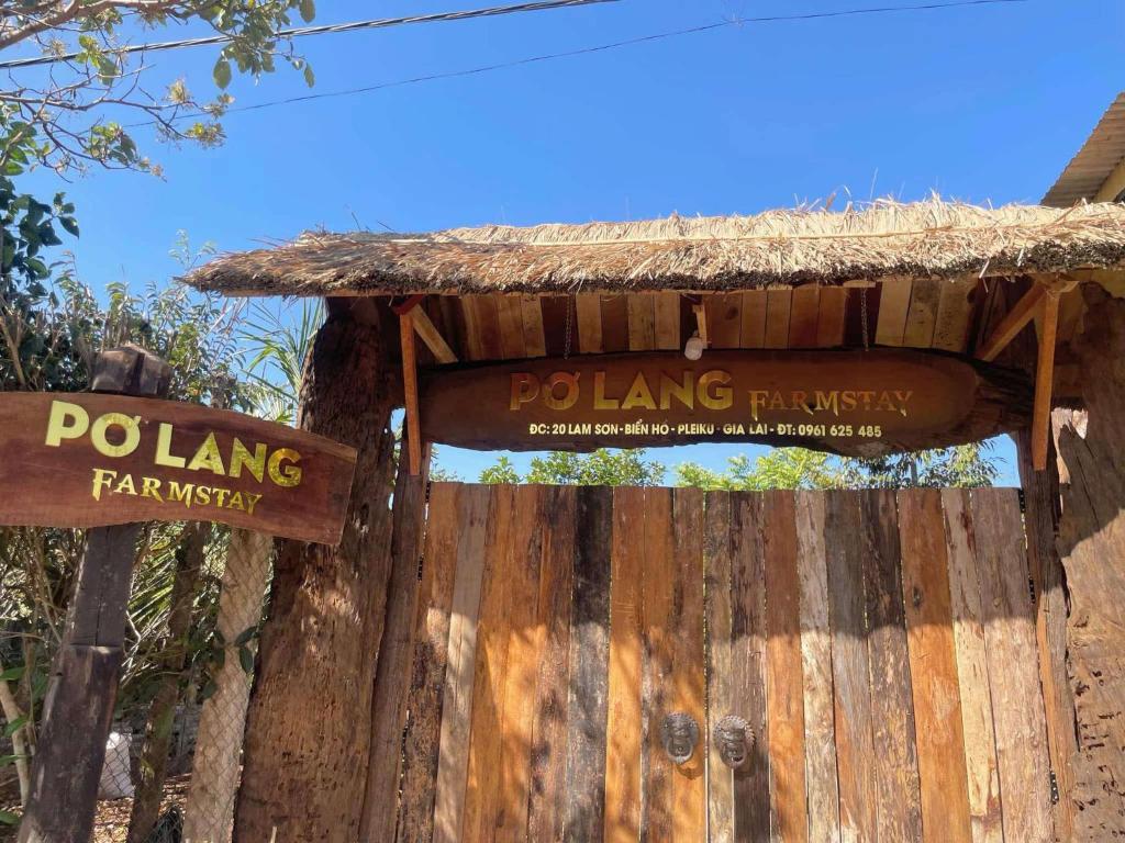 Un signe qui dit voter le patriarcat et le dol privé dans l'établissement Pơ Lang Farmstay, à Bien Ho