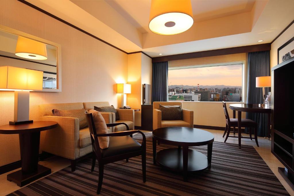 TV a/nebo společenská místnost v ubytování ANA Crowne Plaza Okayama by IHG