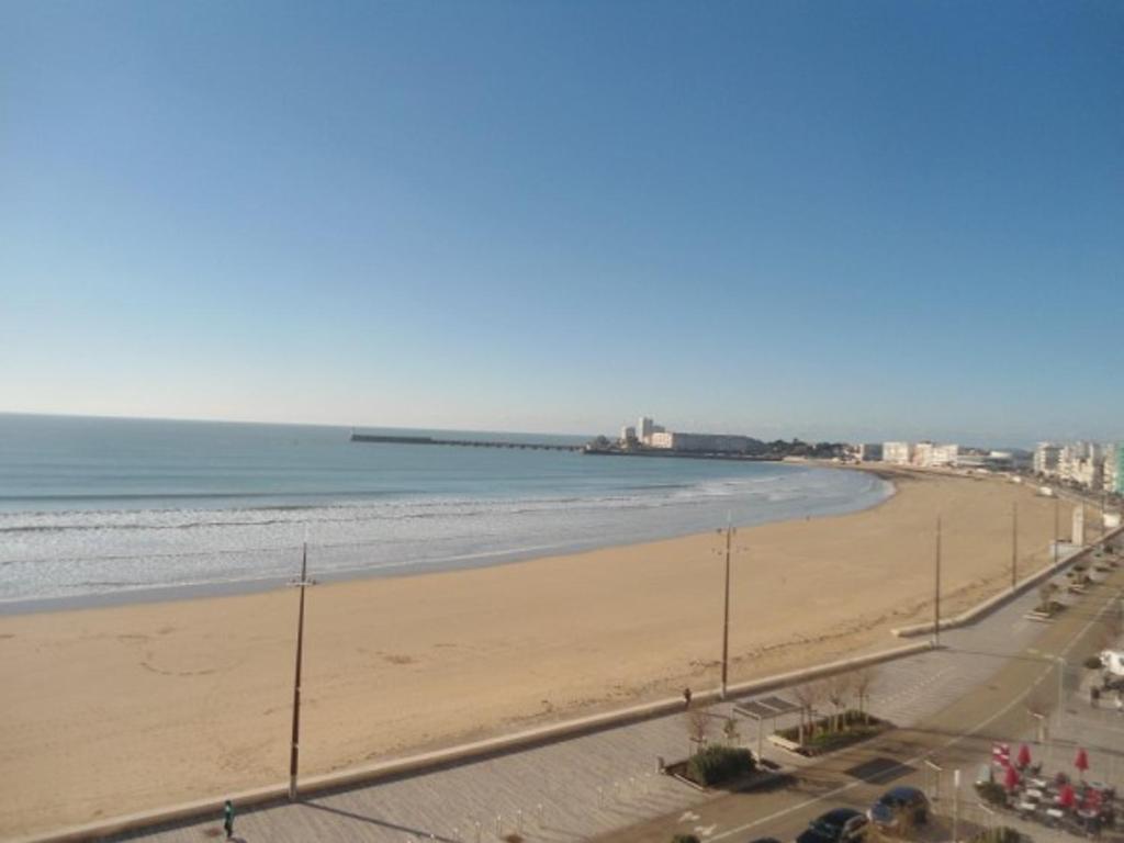- une vue sur la plage et la jetée dans l'établissement Studio agréable en centre ville, 6ème étage - FR-1-331-45, à Les Sables-dʼOlonne