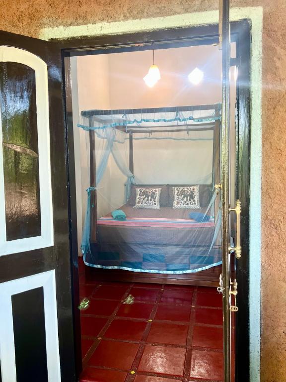 Postel nebo postele na pokoji v ubytování TEMBO Cottage Wilpattu