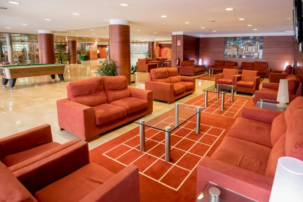 アンドラ・ラ・ベリャにあるSercotel Delfos Andorraの建物内のソファとテーブルのあるロビー