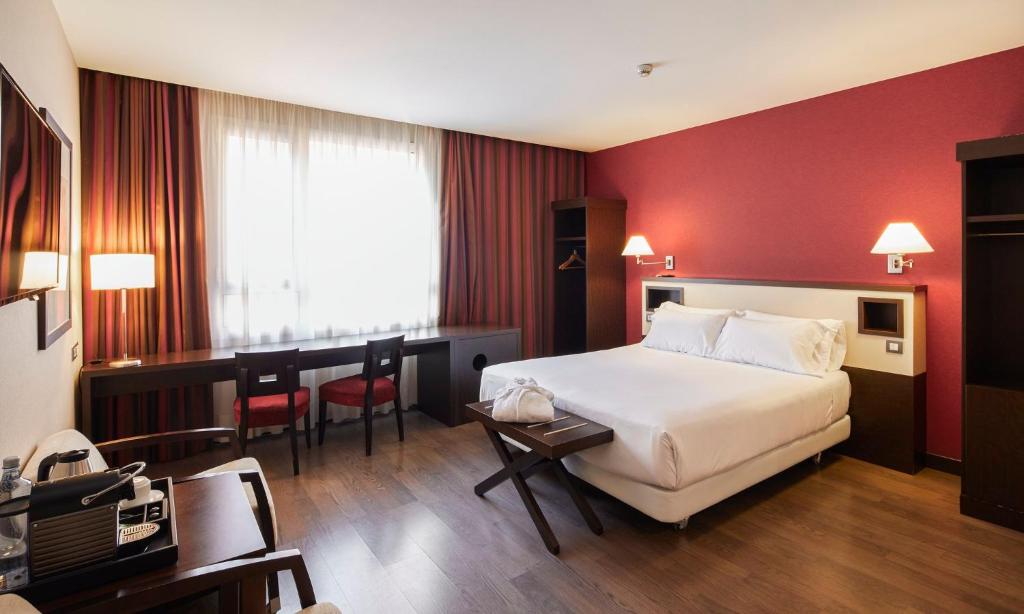 Postel nebo postele na pokoji v ubytování Sercotel Sant Boi