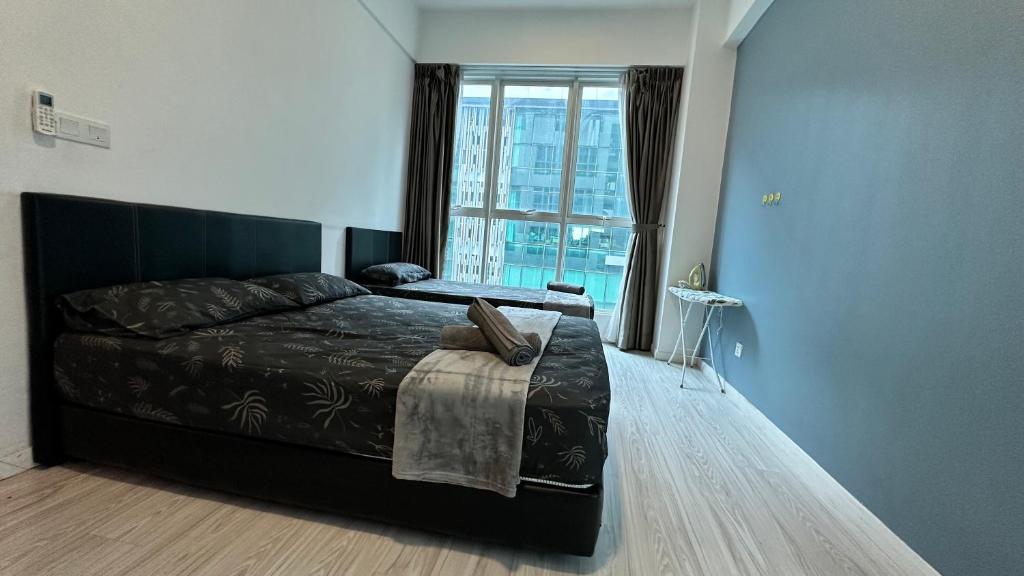 Sutera Avenue KK Near Imago by Kita Homestay في كوتا كينابالو: غرفة نوم بها سرير ونافذة كبيرة