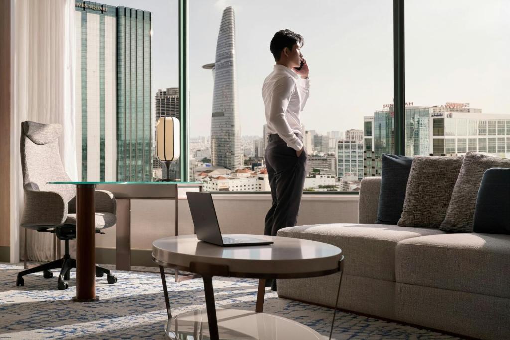 Club lounge access, Larger Suite, 1 King