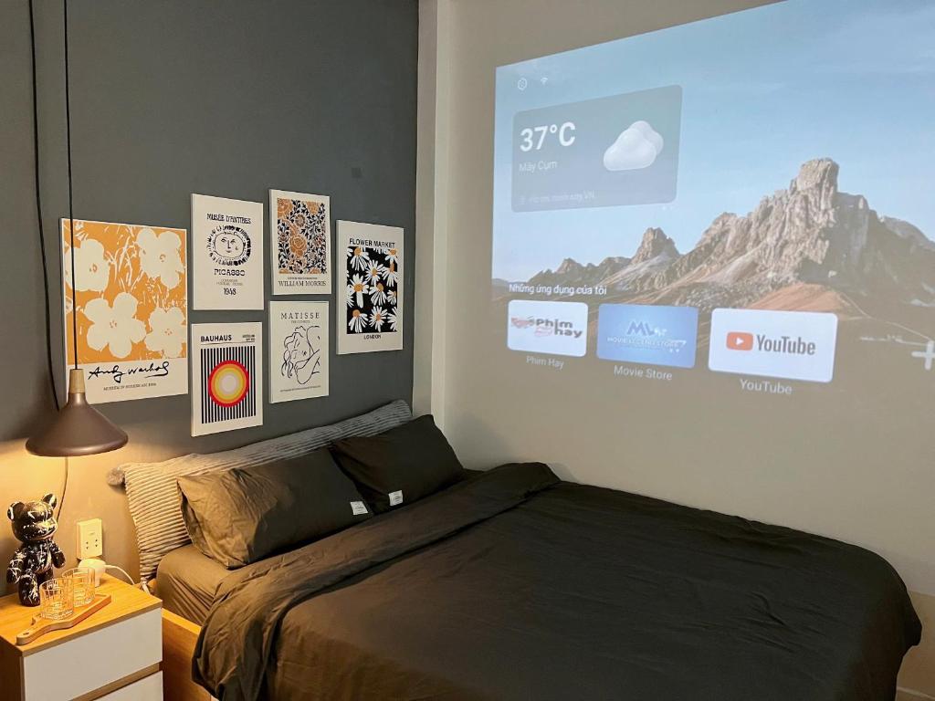 胡志明市FlexiHome的卧室配有床和大屏幕