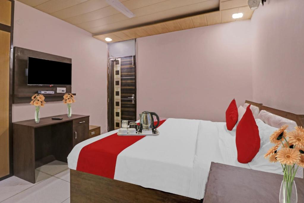 Postel nebo postele na pokoji v ubytování OYO 90274 Hotel Knight Inn