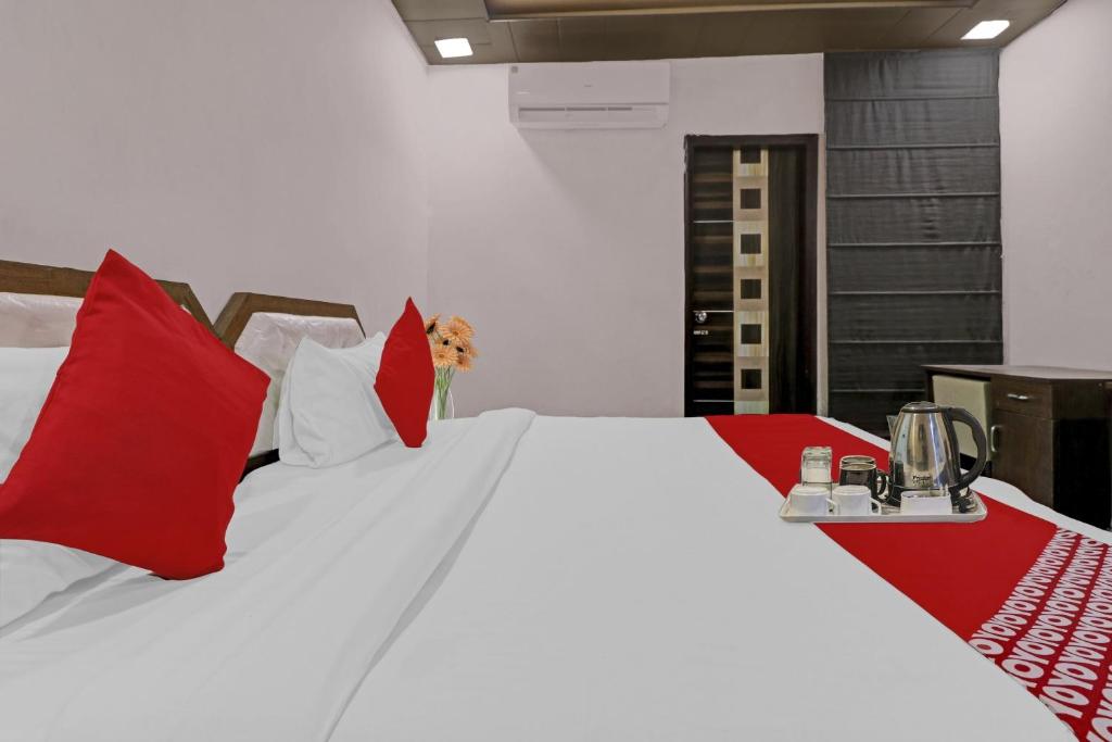 Postel nebo postele na pokoji v ubytování OYO 90274 Hotel Knight Inn
