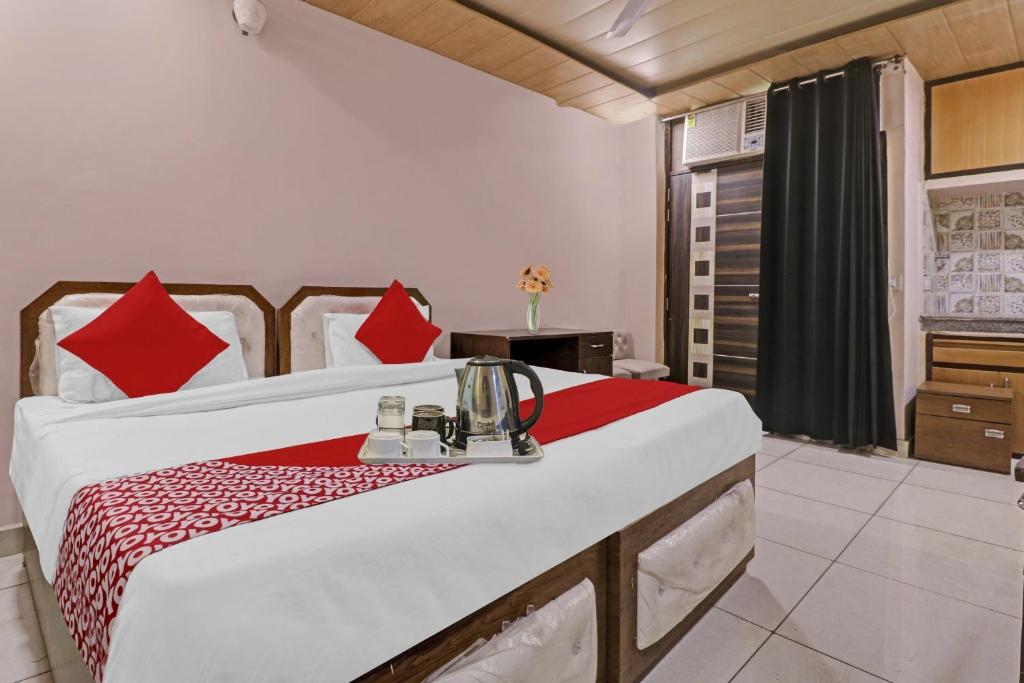 Postel nebo postele na pokoji v ubytování OYO 90274 Hotel Knight Inn