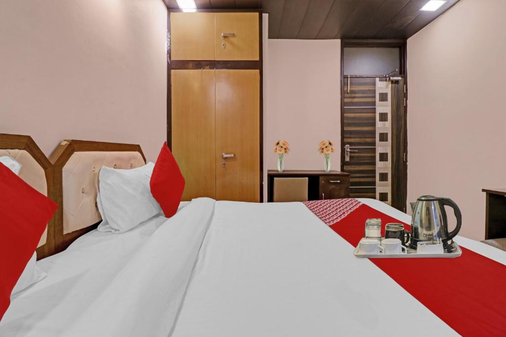 Postel nebo postele na pokoji v ubytování OYO 90274 Hotel Knight Inn