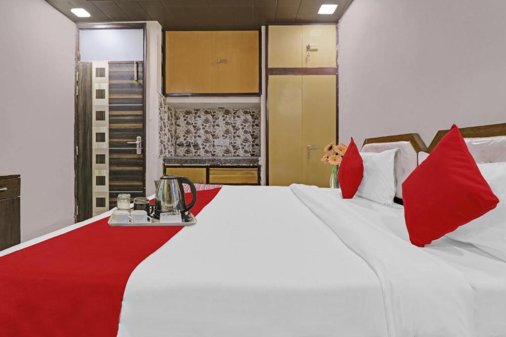 Postel nebo postele na pokoji v ubytování OYO 90274 Hotel Knight Inn
