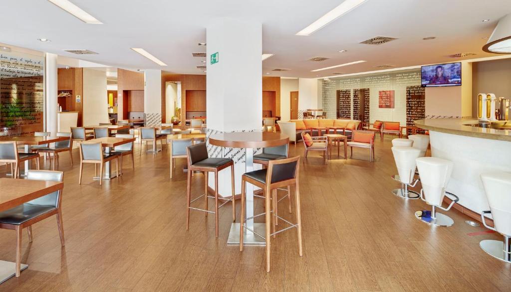 A restaurant or other place to eat at Sercotel Valladolid
