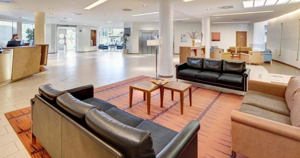 A seating area at Sercotel Valladolid