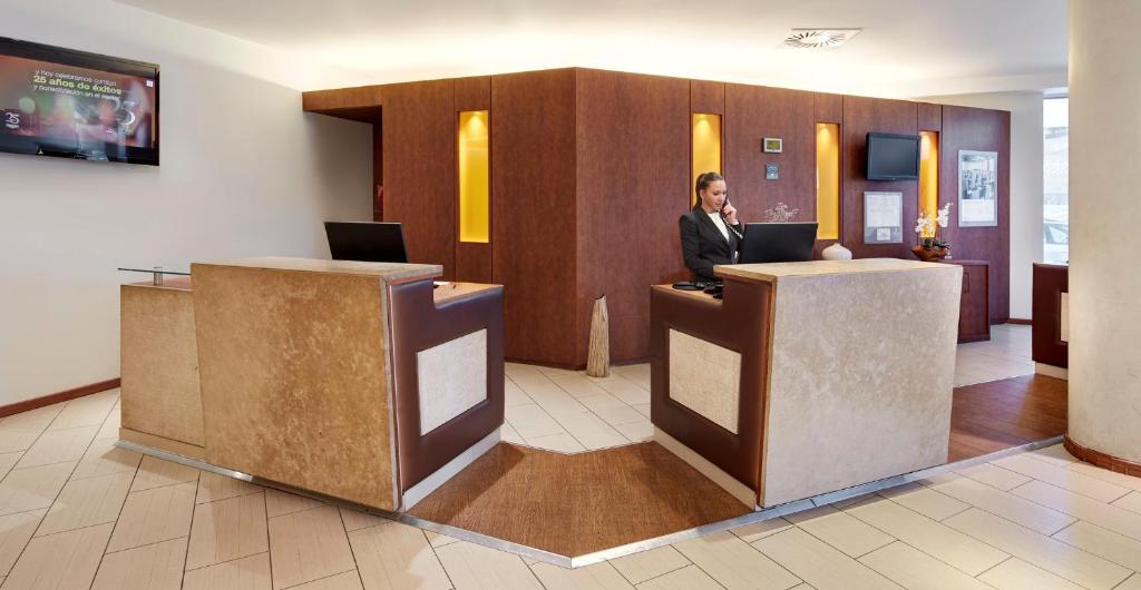 A television and/or entertainment centre at Sercotel Valladolid