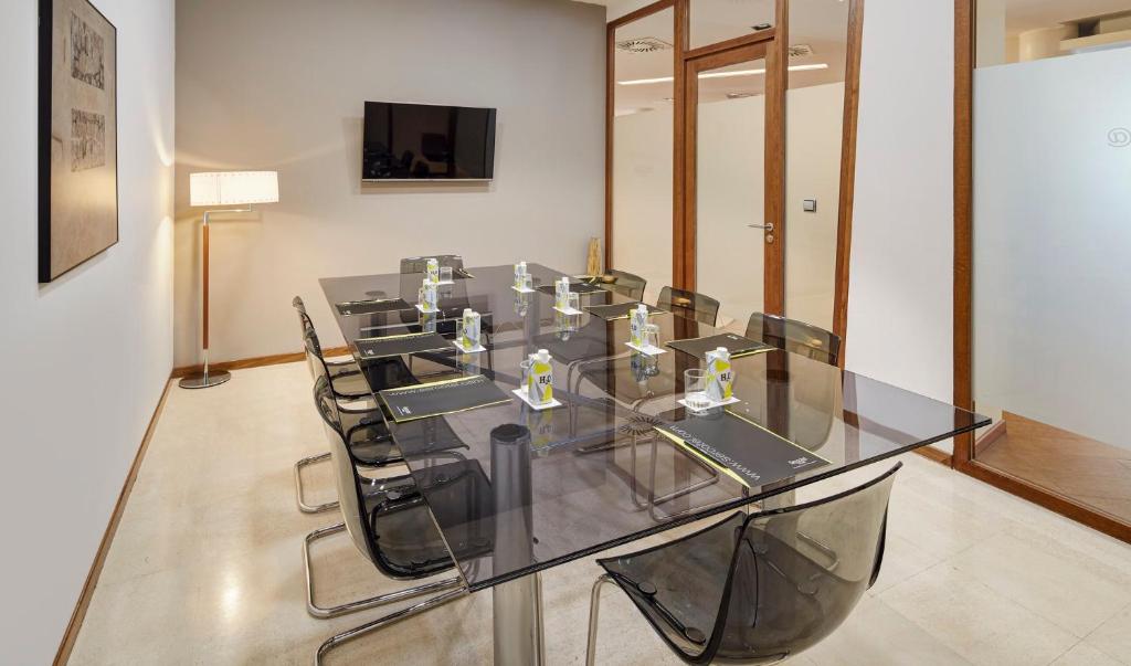 A television and/or entertainment centre at Sercotel Valladolid