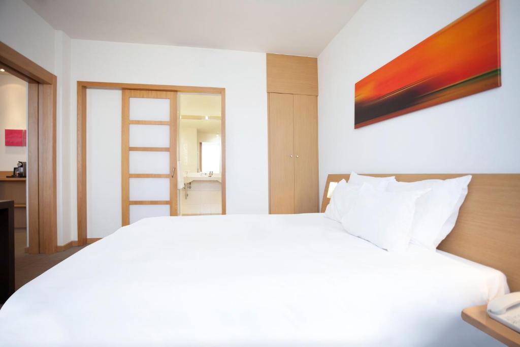 A bed or beds in a room at Sercotel Valladolid