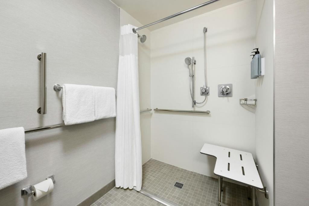 Koupelna v ubytování Courtyard by Marriott Seattle Federal Way