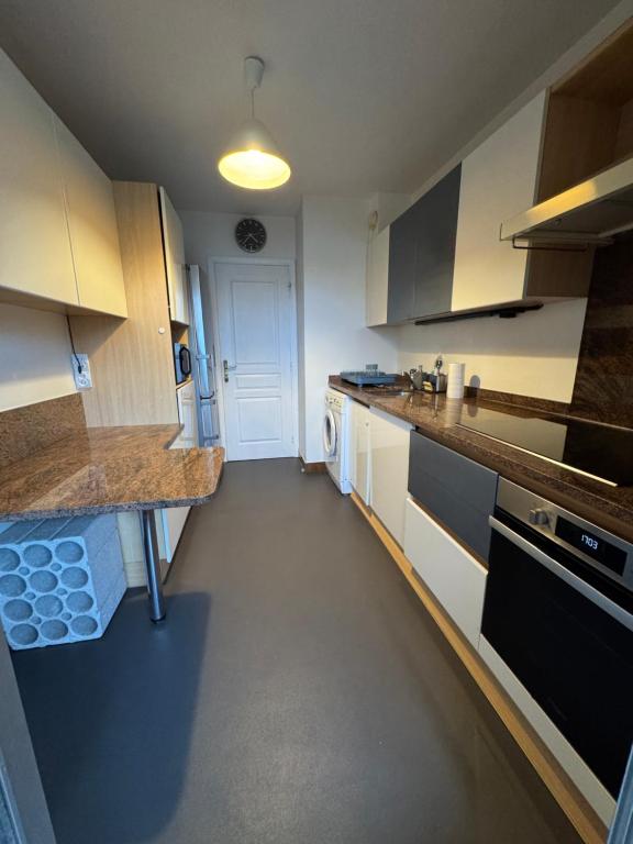 Kuchyňa alebo kuchynka v ubytovaní Top-of-range appartment of 90m2 & 20m2 of sunny terrace, 2min from sea