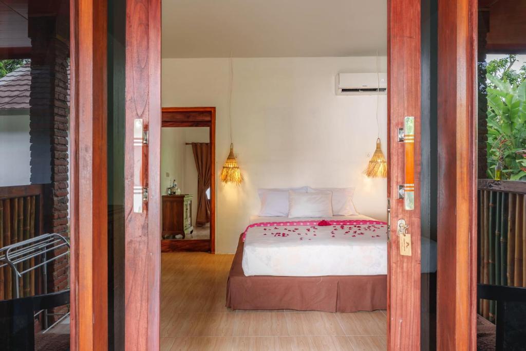 Katil atau katil-katil dalam bilik di Anjani Larva Cottage - Homestay and Eatery