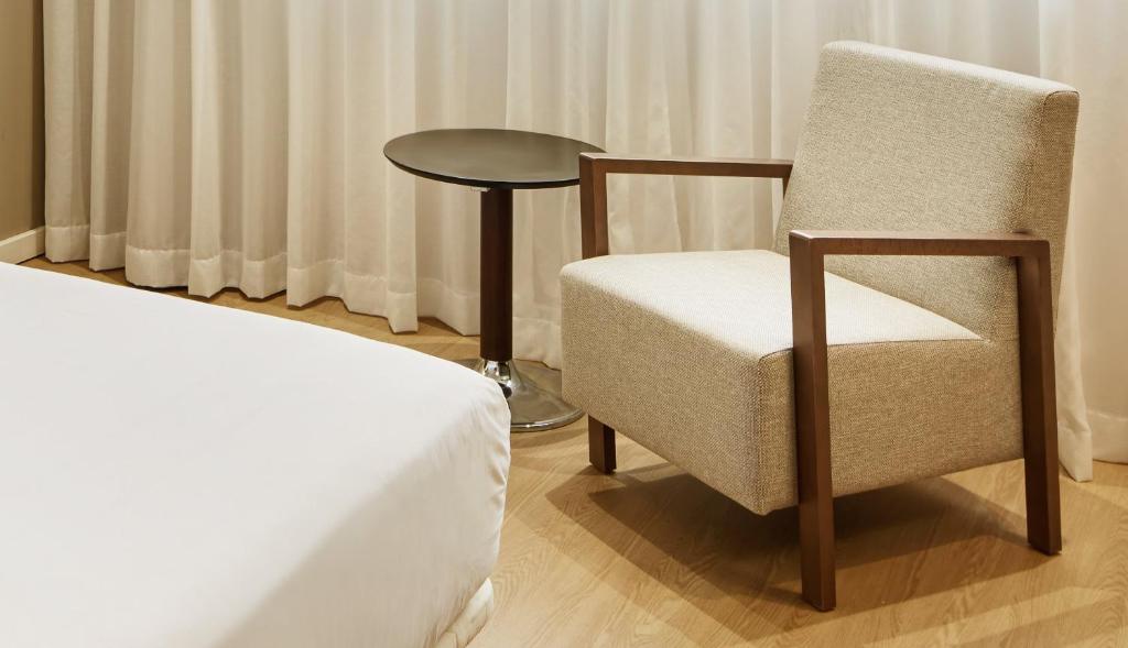 Postel nebo postele na pokoji v ubytování Sercotel Ciutat de Montcada