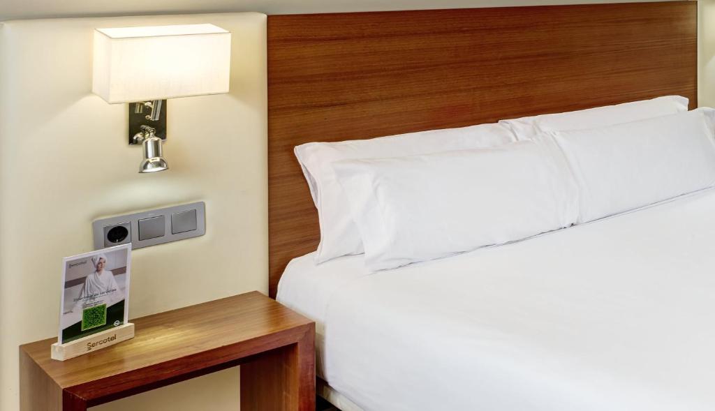 Postel nebo postele na pokoji v ubytování Sercotel Ciutat de Montcada