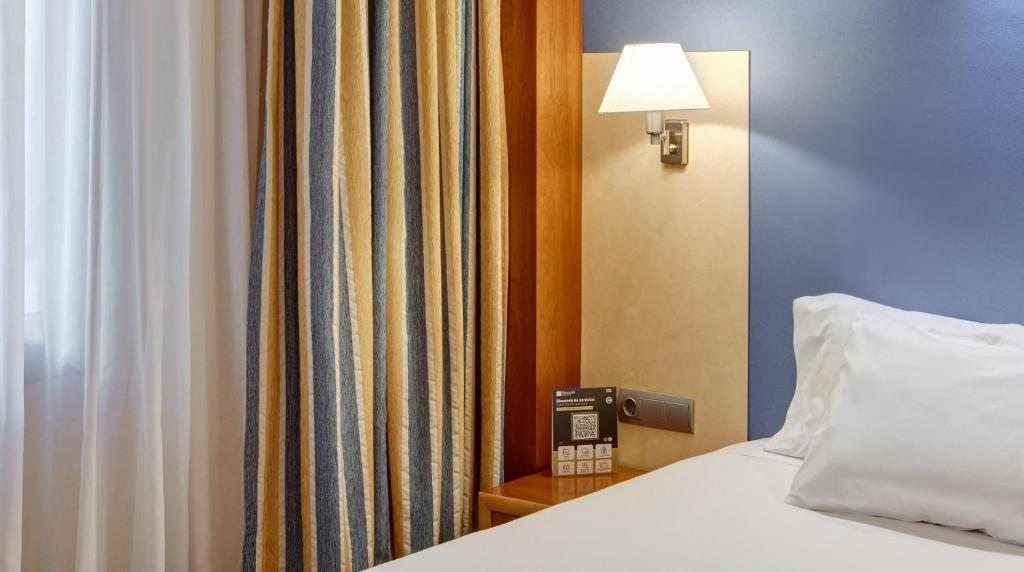 Postel nebo postele na pokoji v ubytování Sercotel Kalma Sitges