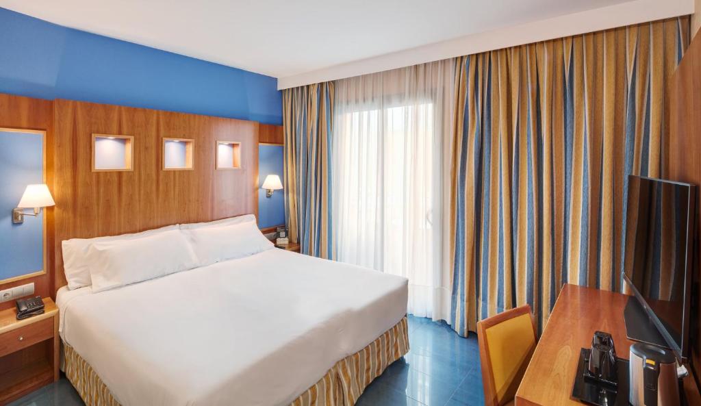 Postel nebo postele na pokoji v ubytování Sercotel Kalma Sitges