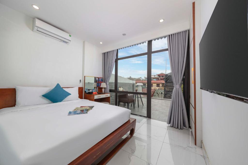 Postel nebo postele na pokoji v ubytování Infinity HaNoi Hotel & Travel