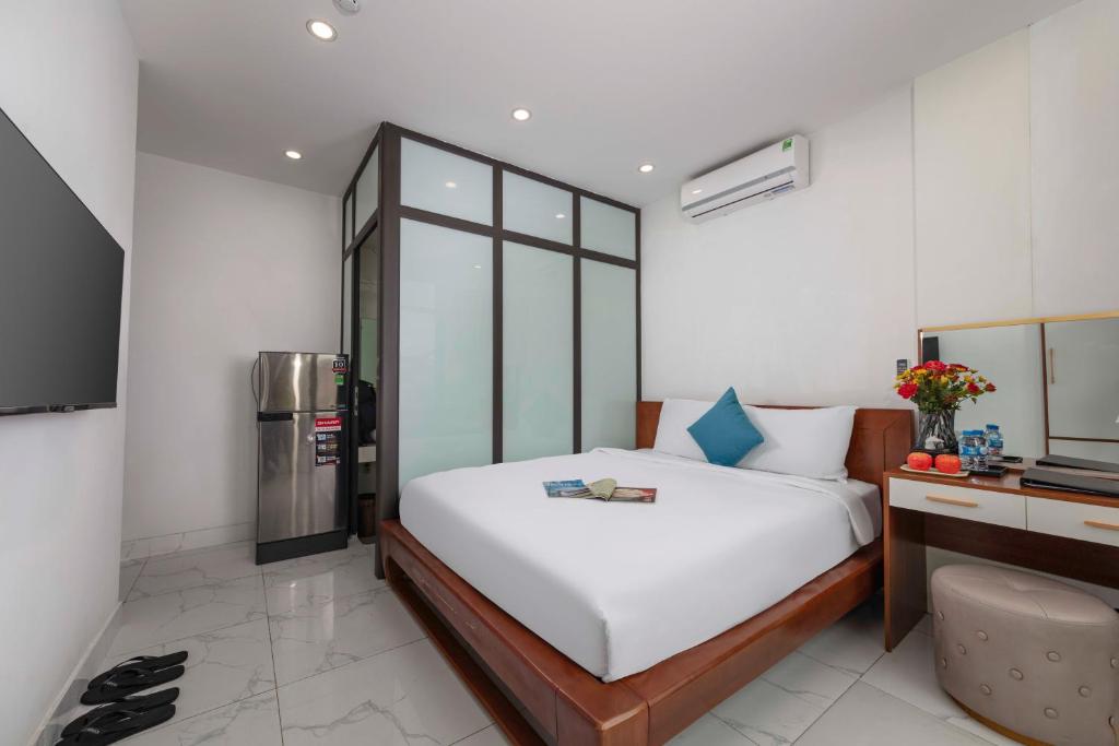 Postel nebo postele na pokoji v ubytování Infinity HaNoi Hotel & Travel