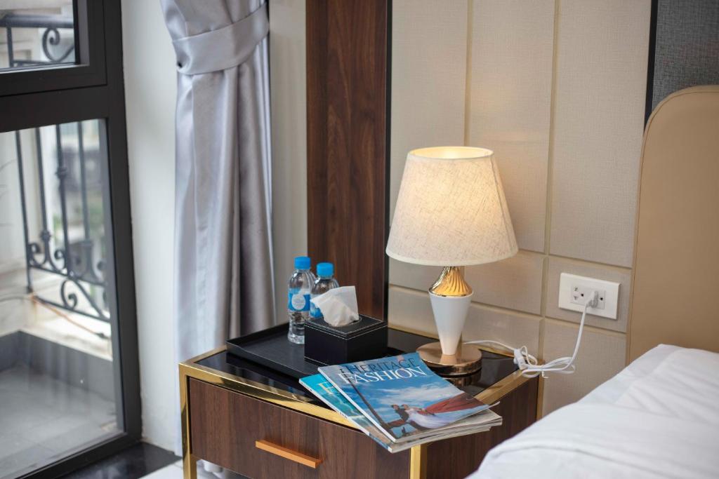 Postel nebo postele na pokoji v ubytování Infinity HaNoi Hotel & Travel