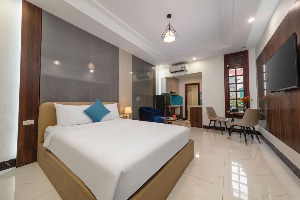 Postel nebo postele na pokoji v ubytování Infinity HaNoi Hotel & Travel