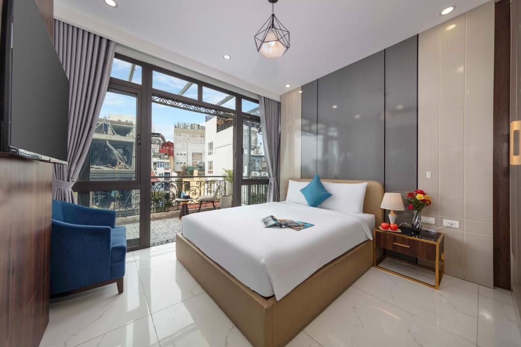 Postel nebo postele na pokoji v ubytování Infinity HaNoi Hotel & Travel
