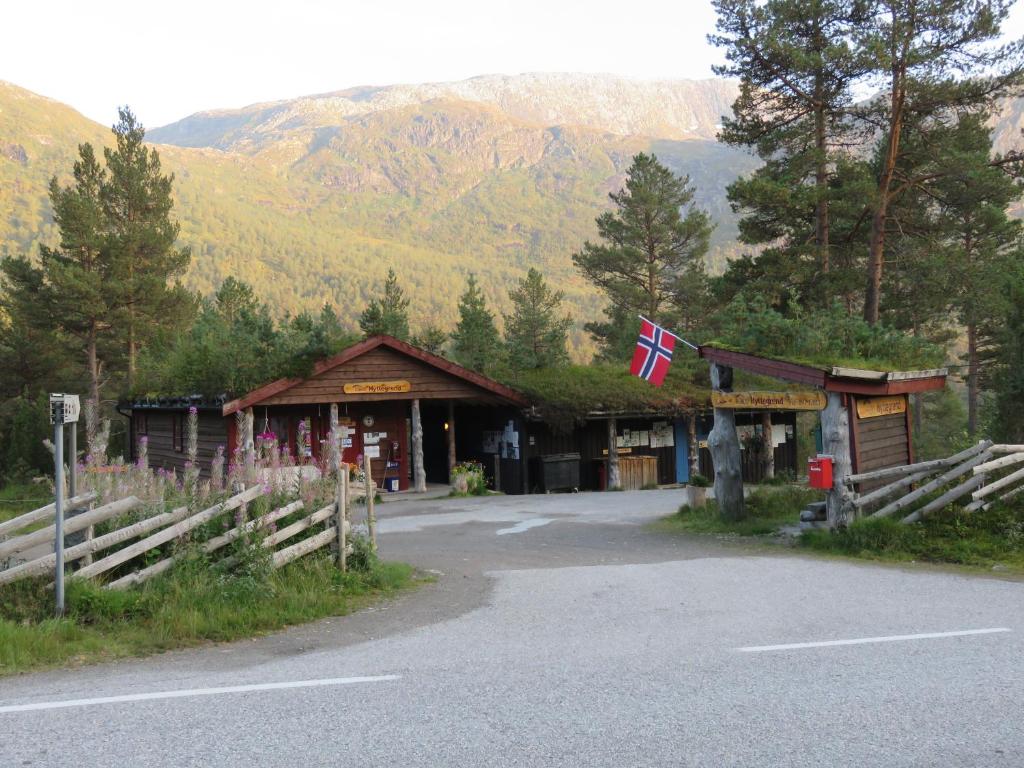 un edificio con una bandera al lado de una carretera en Hov Hyttegrend en Viksdalen