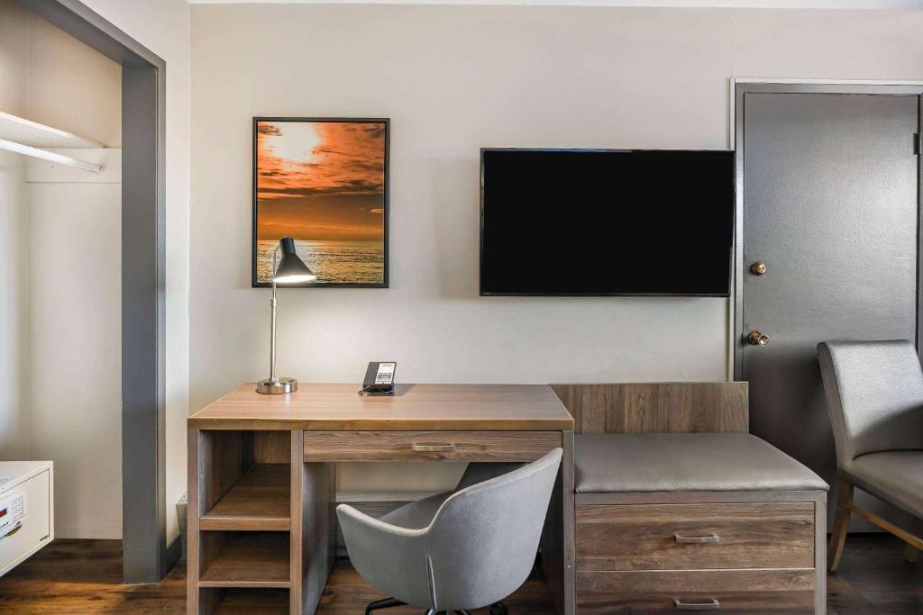 
Deluxe King Room with Kitchenette and Harbour View
