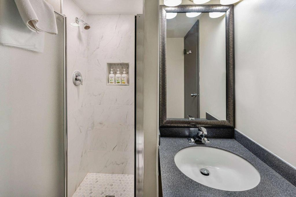 Days Inn by Wyndham Victoria On The Harbour - Resim 24